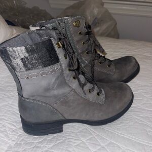 Earth Origins Leather Lace Up Boots Rowan 10 Wide Gray